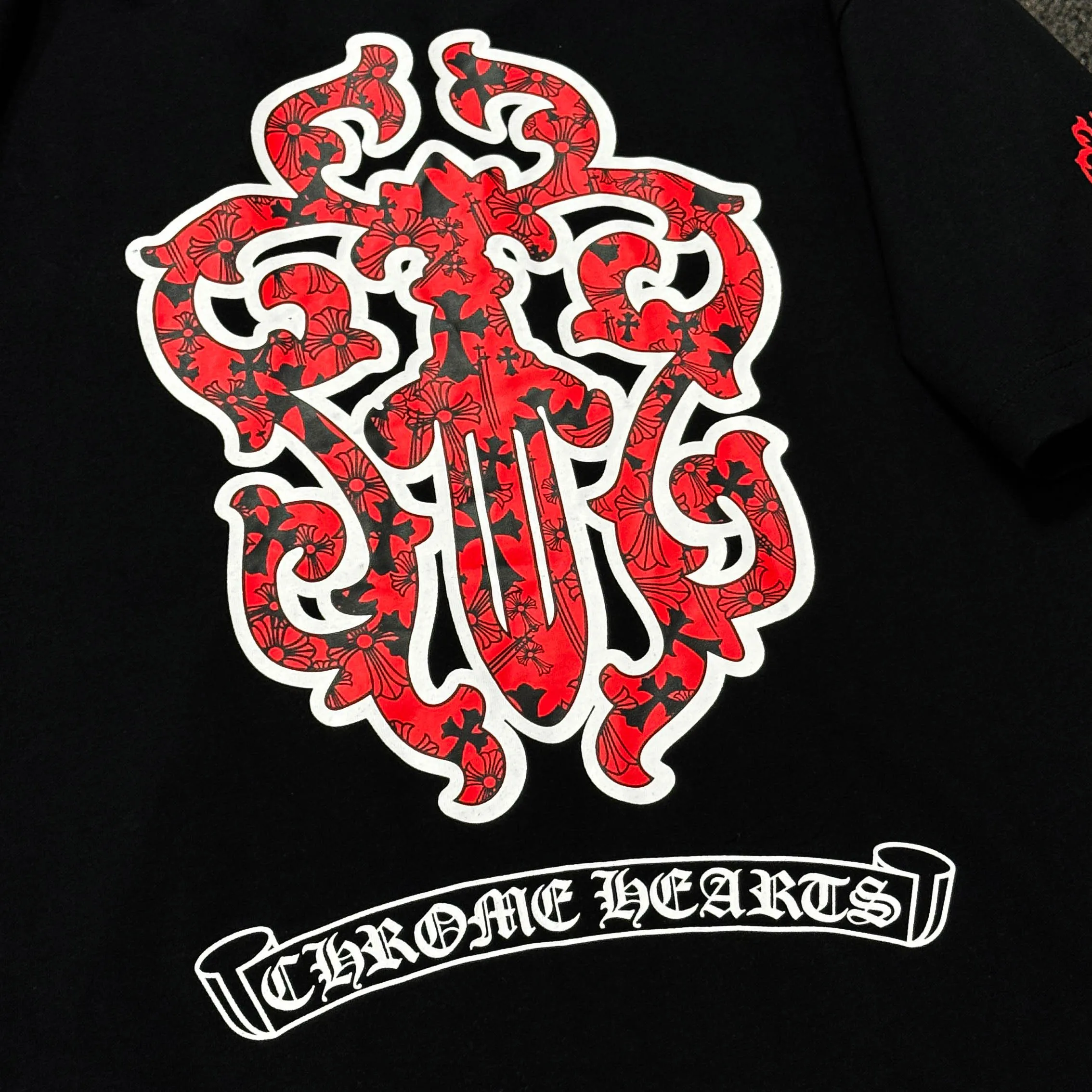 P170 Chrome Hearts 25 high-end versions. The fabric is made of 300 grams of high-density pure cotton. It does not deform or shrink. It has three labels. It is the same style for men and women. Technology: suede foaming + digital printing. Color: white, black. SIZE: S-XL.